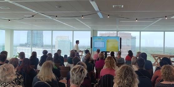 Cursisten kijken naar een presentatiescherm tijdens een AI workshop.Cursisten kijken naar een presentatiescherm tijdens een AI workshop.