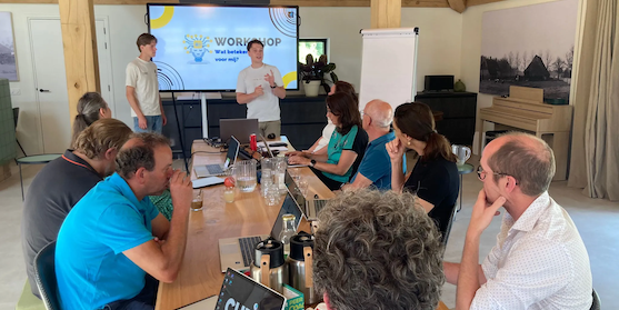 Cursisten kijken naar een presentatiescherm tijdens een AI workshop.