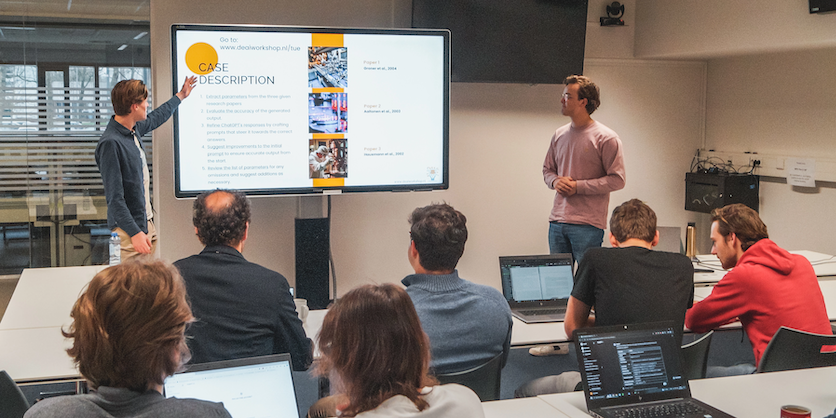 Trainer geeft persoonlijke begeleiding aan een deelneemster achter de laptop.