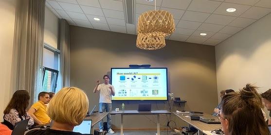 Trainer presenteert over AI tijdens een workshop