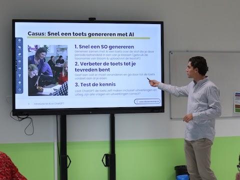 AI spreker geeft een presentatie op locatie.