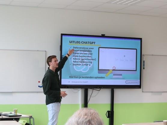 AI spreker geeft een presentatie op locatie.