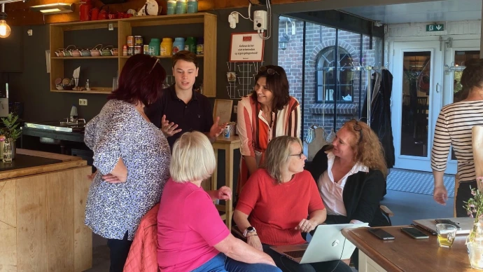 Deelnemers werken actief op hun laptops tijdens een in-company AI-workshop.