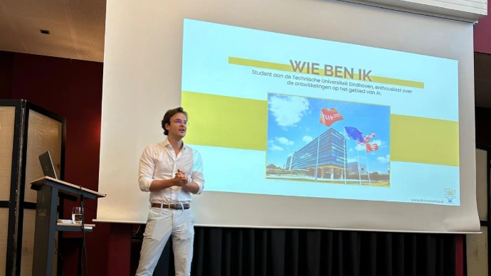 Spreker introduceert zichzelf voor groot presentatiescherm