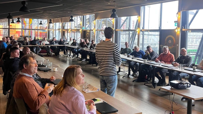 Trainer legt theorie uit rijdens een workshop