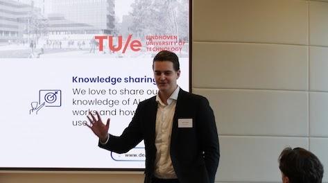 AI spreker geeft vol enthousiasme een presentatie op locatie.