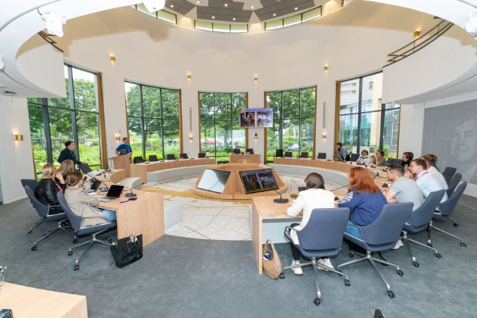 AI trainer geeft workshop over AI in een raadszaal