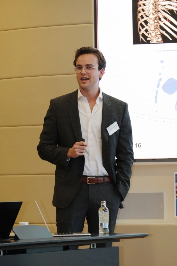 Spreker presenteert over AI in de zorg