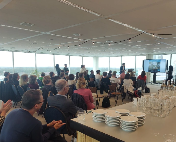 Trainer van deaiworkshop geeft uitleg aan gemeente Almere