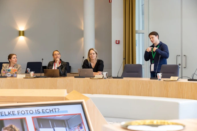 Trainer van deaiworkshop geeft uitleg aan gemeente Gorinchem