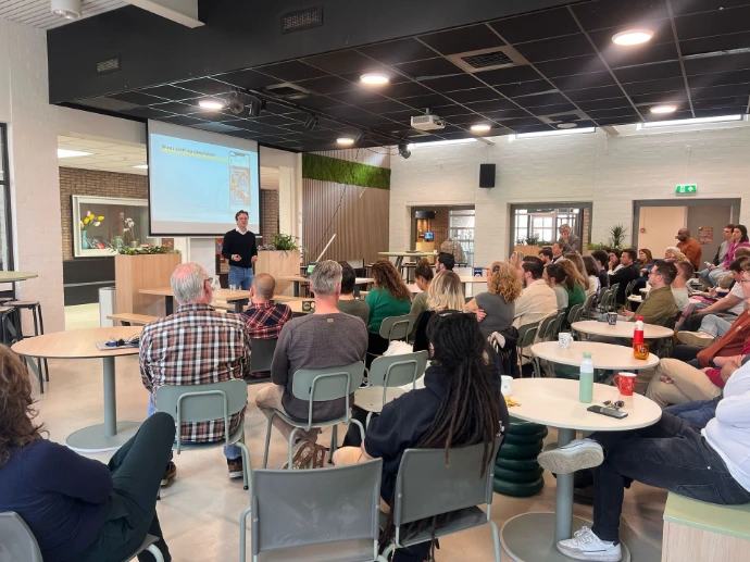 Trainer van deaiworkshop presenteert over AI