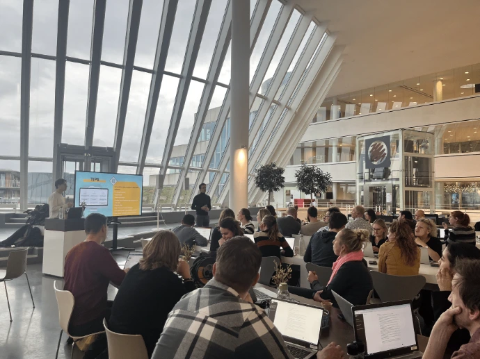 AI spreker geeft een presentatie op locatie.