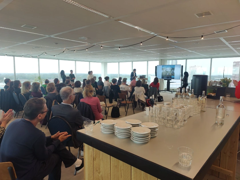 AI spreker geeft een presentatie op locatie.