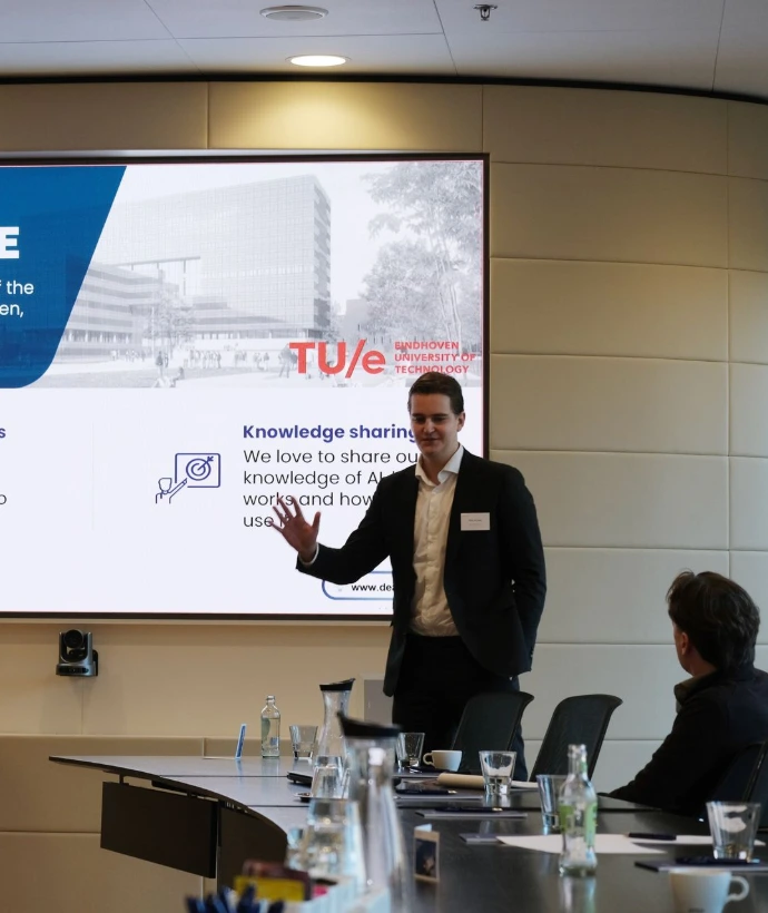 AI spreker geeft een presentatie op locatie.