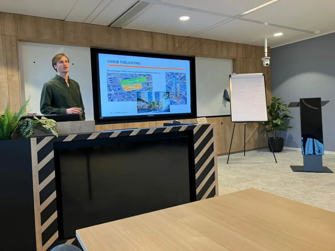 AI spreker geeft vol enthousiasme een presentatie op locatie.