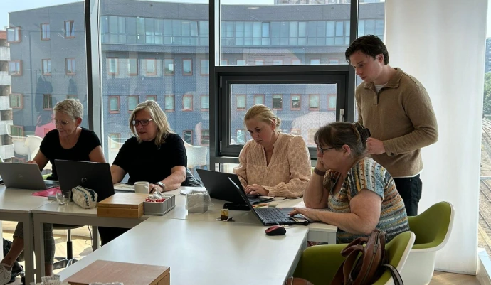 Trainer van De AI workshop geeft instructies aan deelnemers