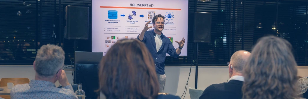 Trainer legt uit wat AI is tijdens een AI workshop